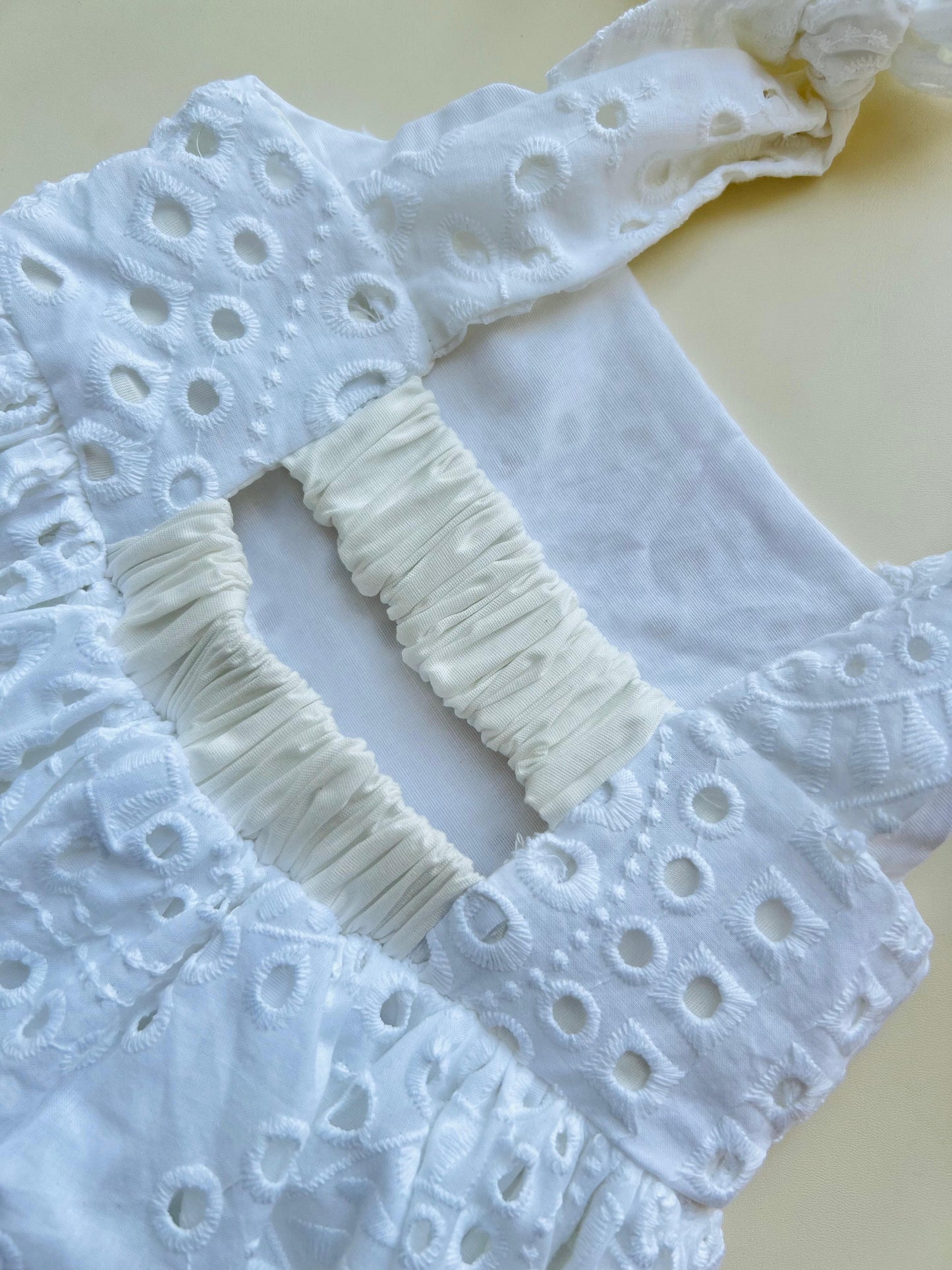 VESTIDO BLANCO DE OJALILLO CON CORBATAS EN HOMBROS