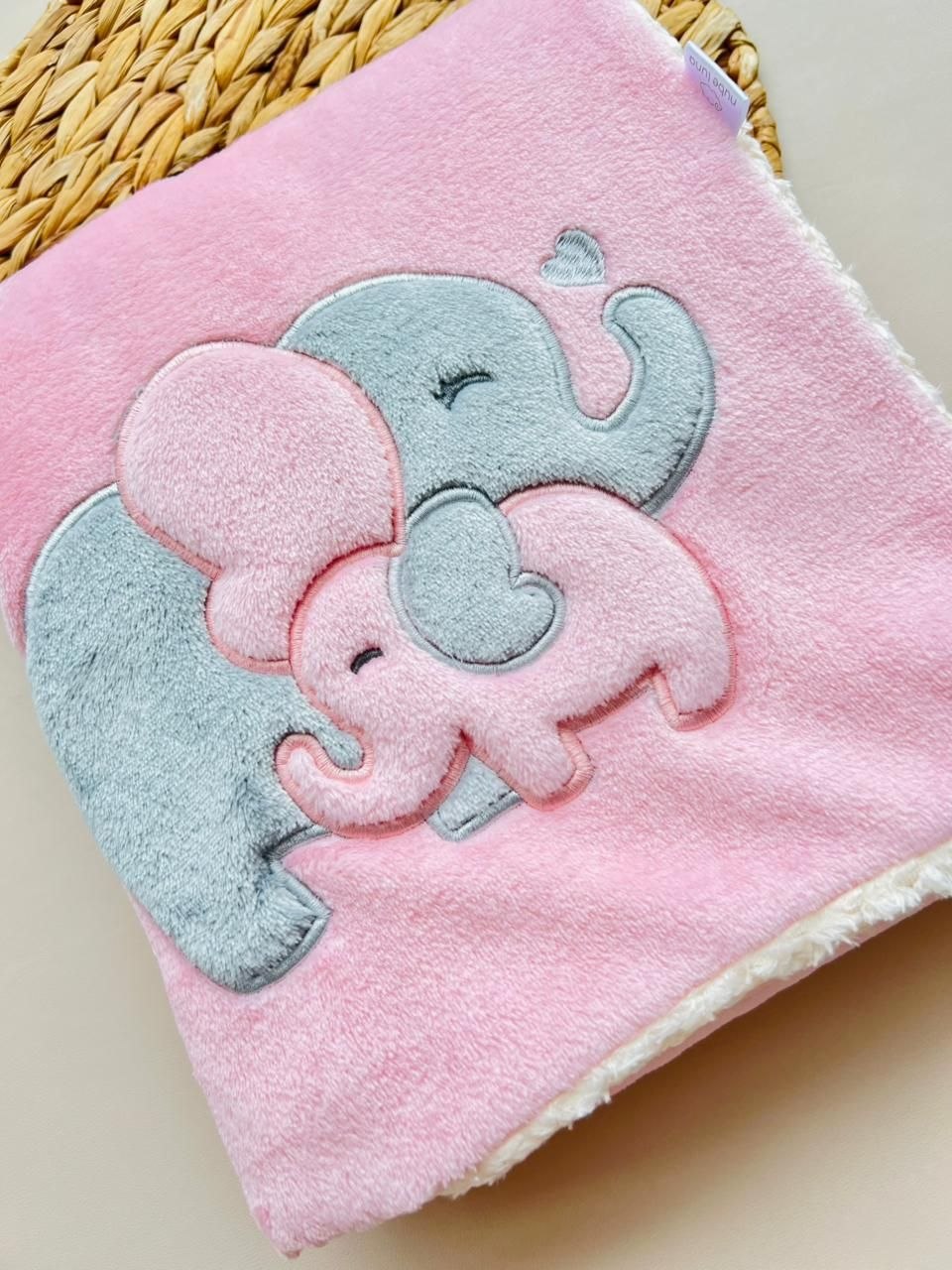 COBIJA CON BORDADOS - DISEÑO ELEFANTE - ROSADA