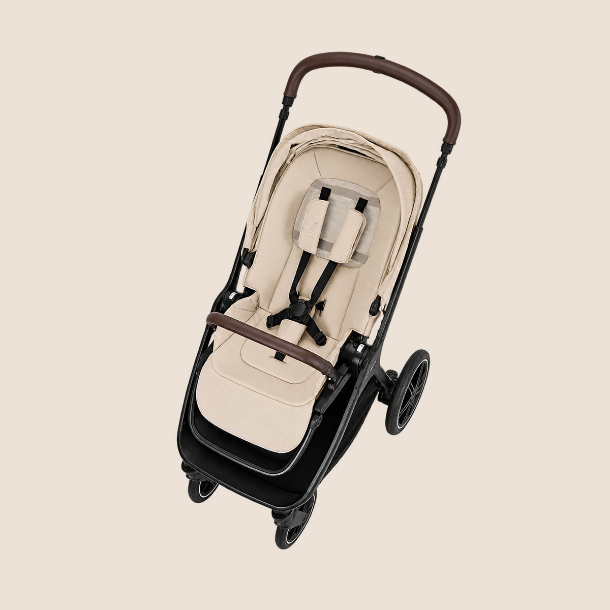 Vista lateral del coche Nuna TRIV LX Biscotti con asiento orientado hacia el frente