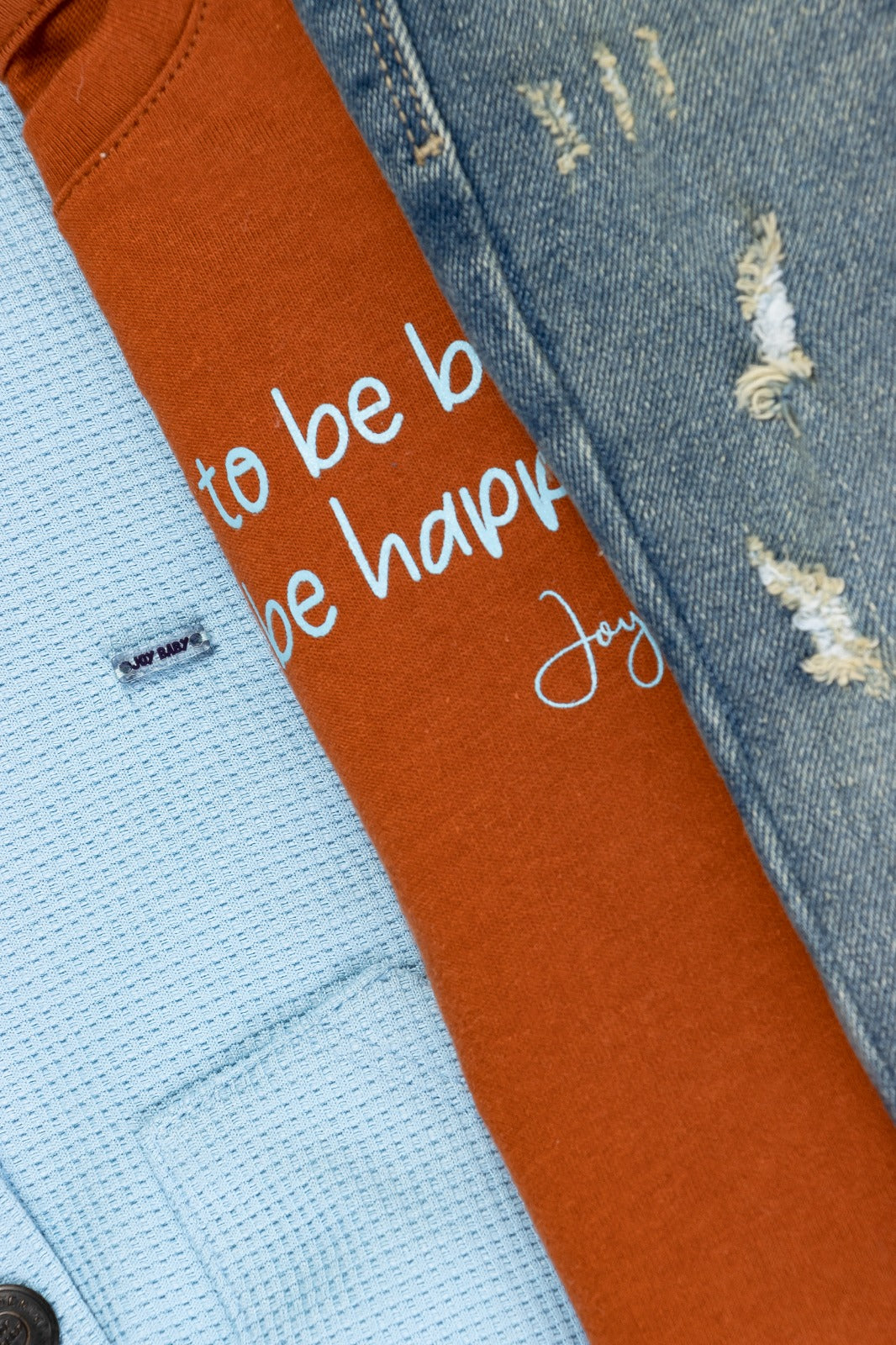 Set casual con camiseta, chaleco y jeans para niño