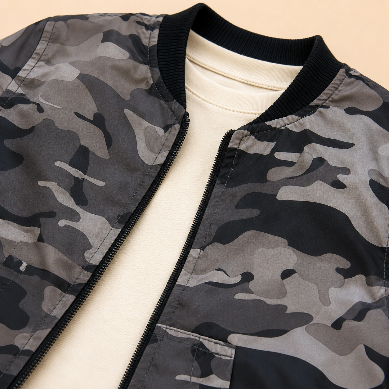 ⭕️ Conjunto 3 Piezas Bebé – Chaqueta Bomber Camuflada, Camiseta Blanca y Jean Negro Bordado