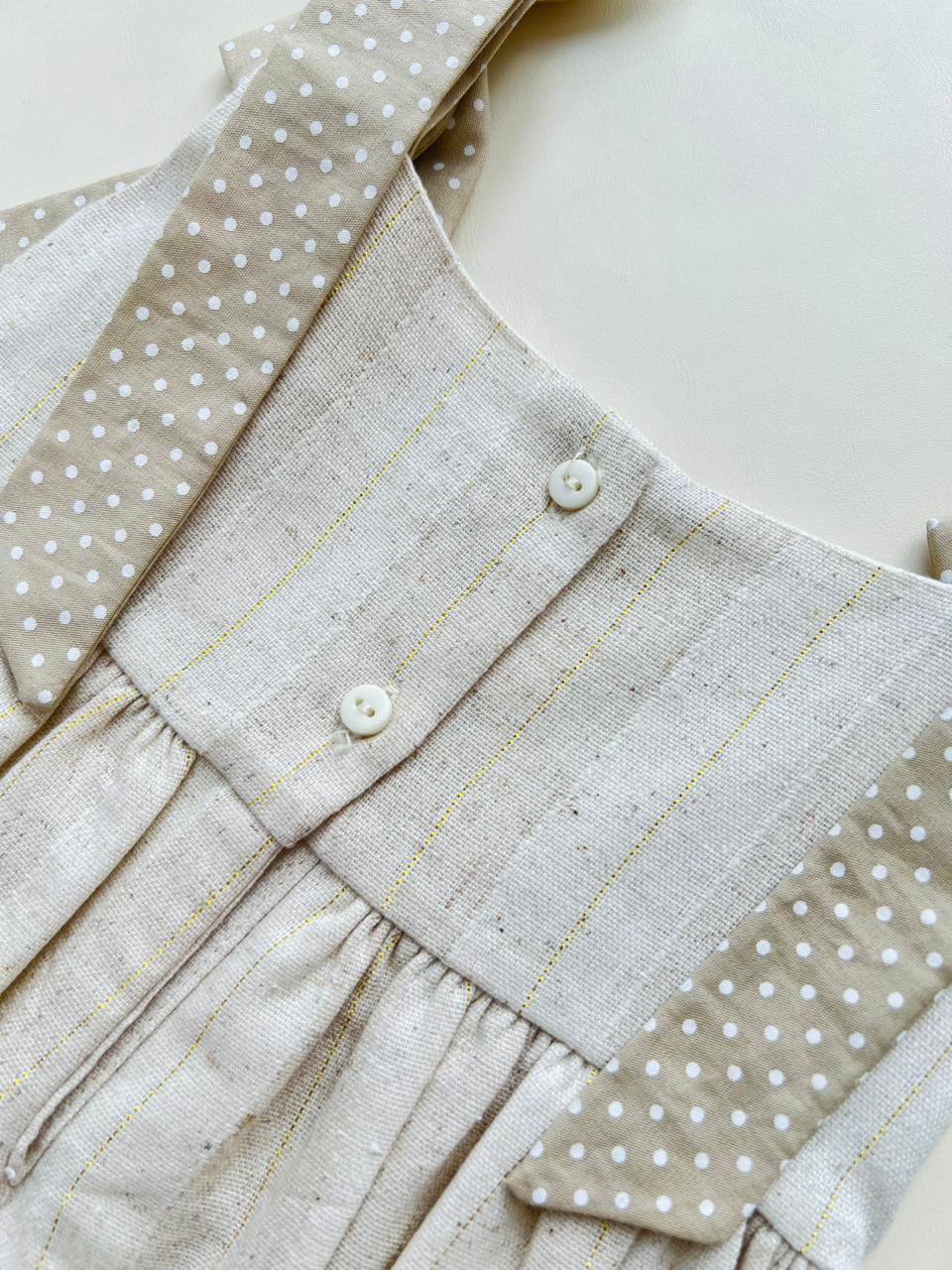 VESTIDO EN LINO CON LAZOS DE PUNTOS