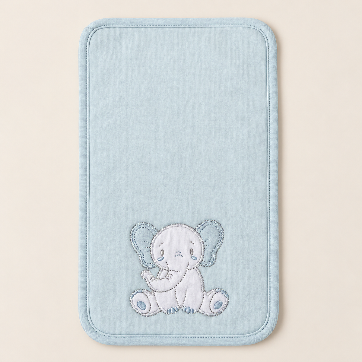 Babero tipo pañito azul claro con elefante bordado