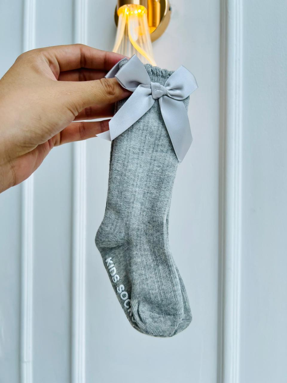 MEDIAS ESPAÑOLAS PARA BEBE CON LAZO - COLOR GRIS JASPEADO - TALLA XS, S & M