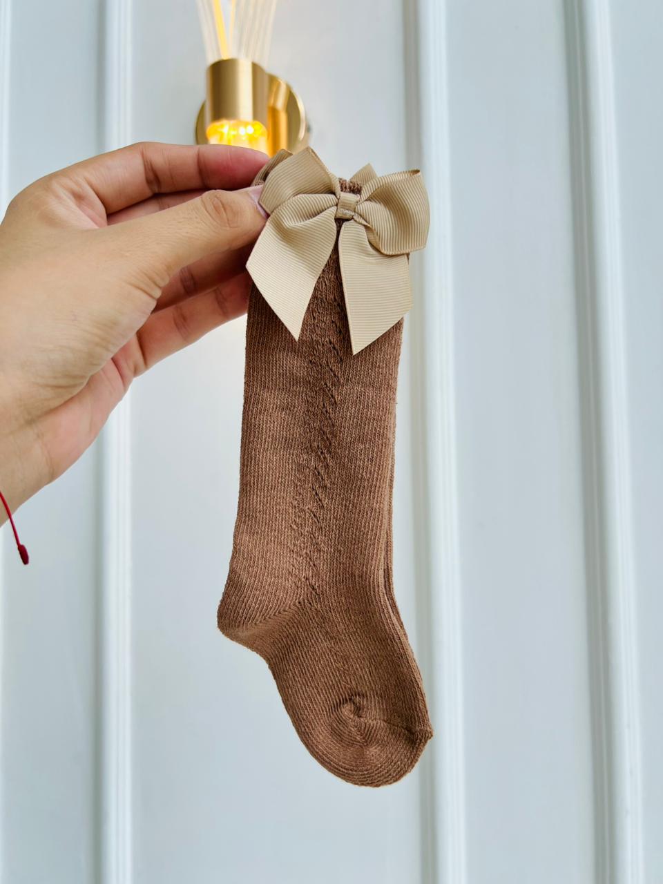 MEDIAS ESPAÑOLAS PARA BEBE CON LAZO - COLOR CARAMELO - TALLA S