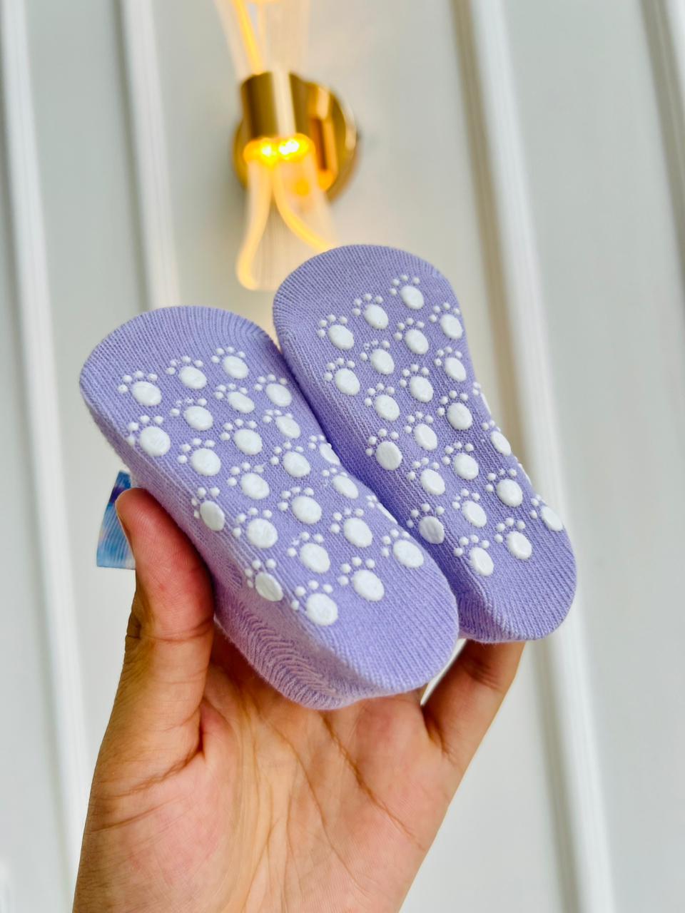 MEDIAS ANTIDESLIZANTES PARA BEBE CON LAZO DECORATIVO - SURTIDAS