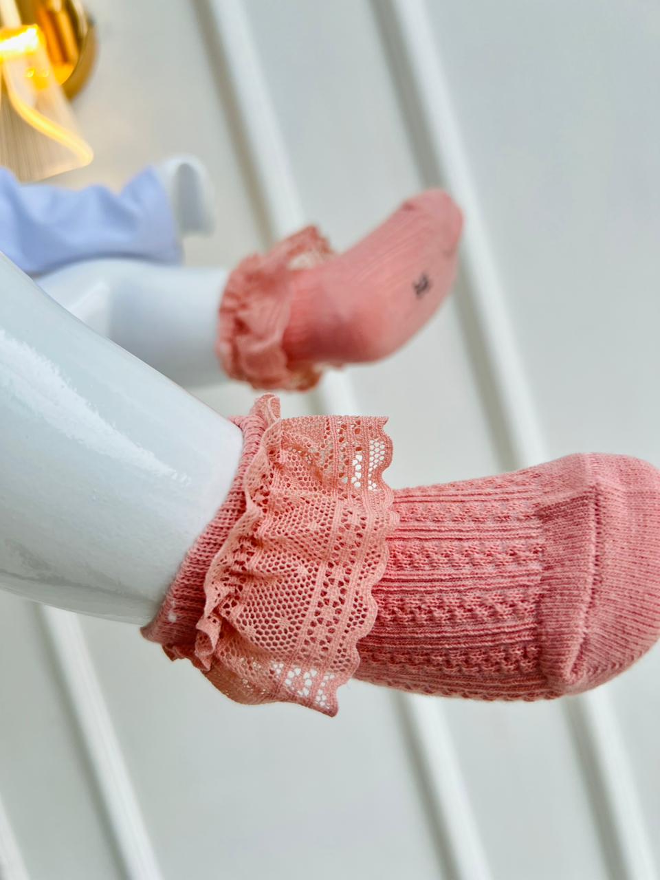 MEDIAS PARA BEBÉ CON ENCAJE DECORATIVO - COLOR ROSADO - TALLA S