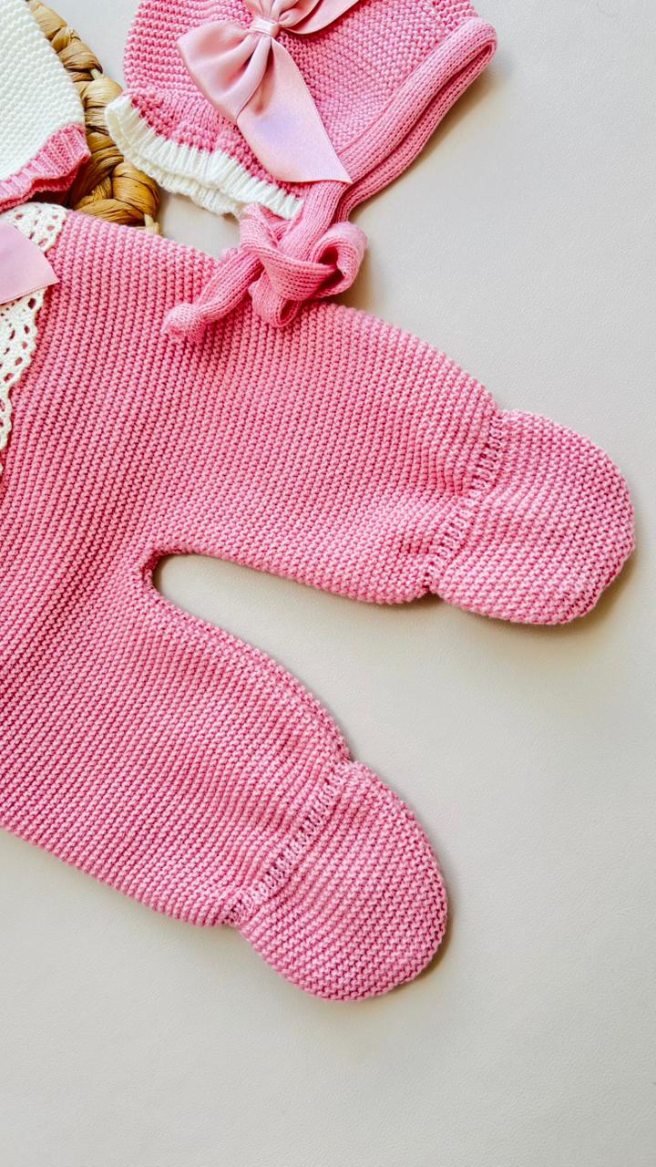 SET PRIMERA PUESTA TEJIDO ARTESANAL - ENCANTO CLÁSICO ROSA CON LAZO SATINADO
