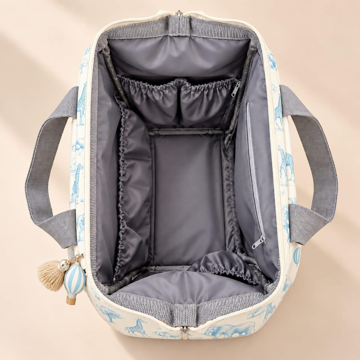 Interior de la mochila pañalera Safari azul Baby Luna con bolsillos elásticos y bolsillo con cremallera