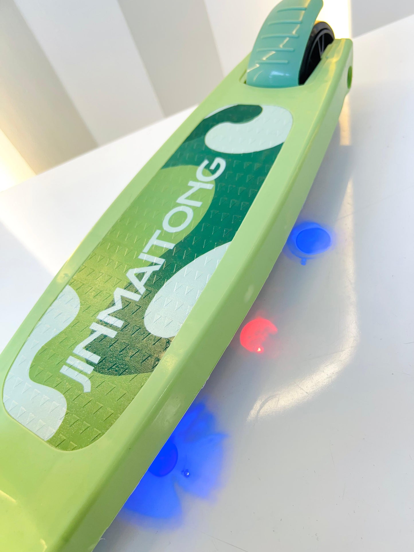 MONOPATÍN INFANTIL CON LUCES Y MÚSICA