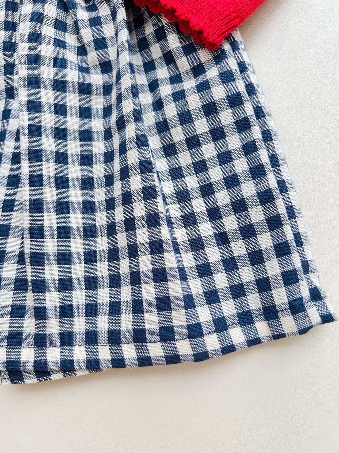 Vestido Cuadros Azul con Saquito Rojo Bordado