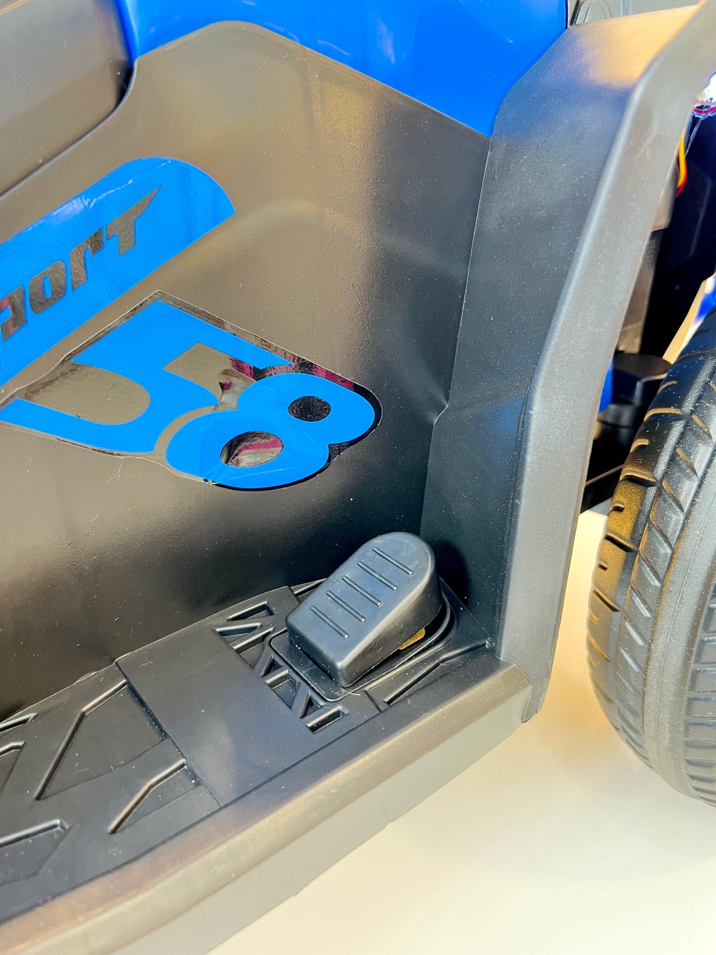 CUATRIMOTO ELÉCTRICA INFANTIL CON CONTROL REMOTO