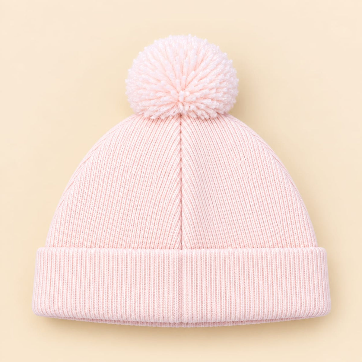 Gorro tejido para bebé rosa pastel con pompón