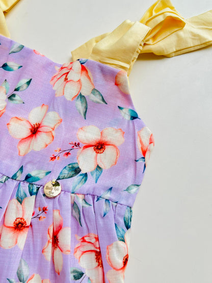 VESTIDO FLORAL CON TIRAS AJUSTABLES