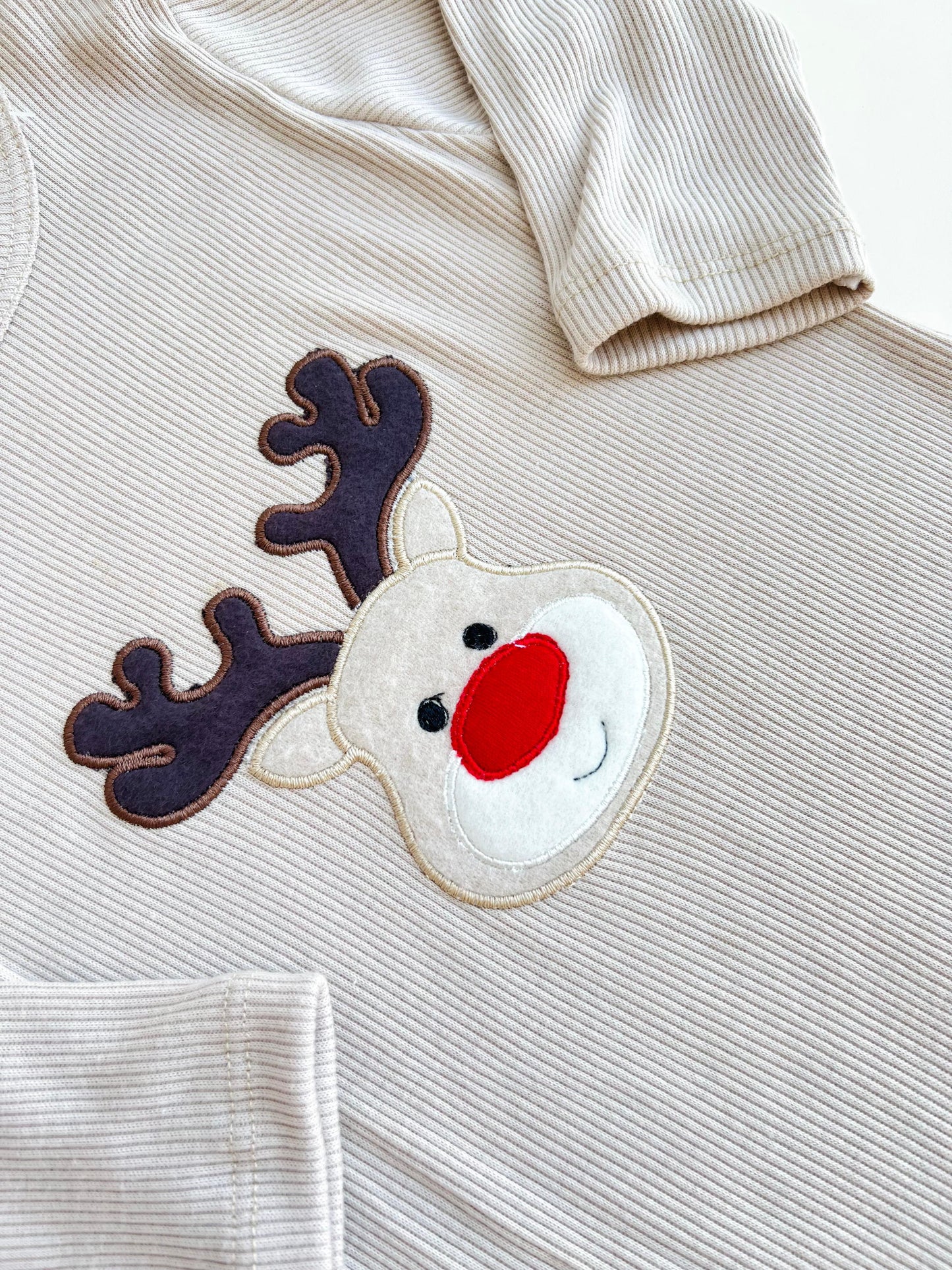 ENTERIZO NAVIDEÑO DE RENITO CON GORRO