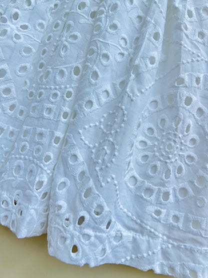 VESTIDO BLANCO DE OJALILLO CON CORBATAS EN HOMBROS