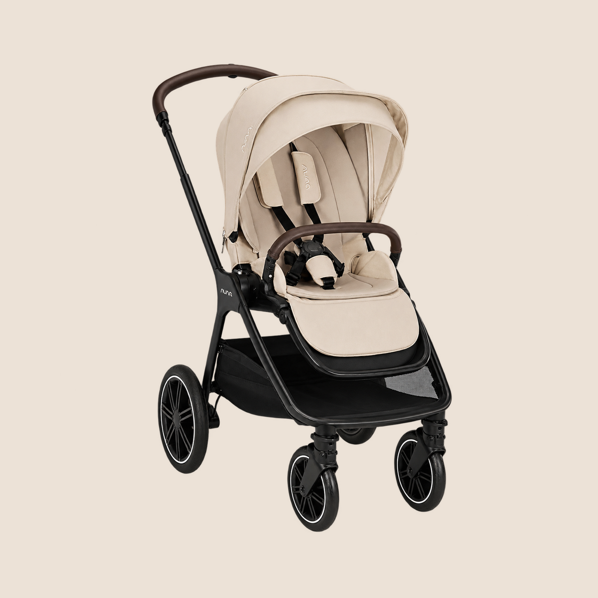 Coche para bebé Nuna TRIV LX Biscotti en vista de tres cuartos con capota abierta