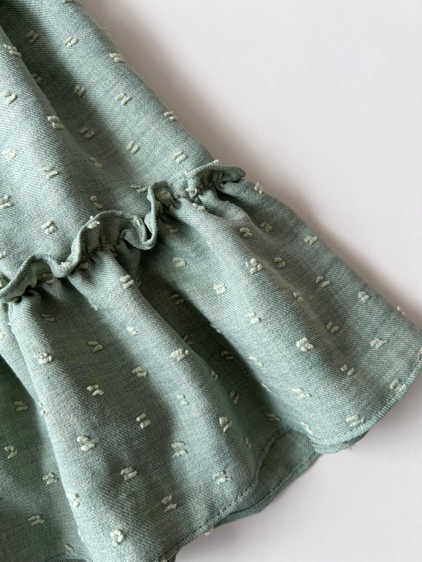 VESTIDO TEXTURIZADO CON MANGAS