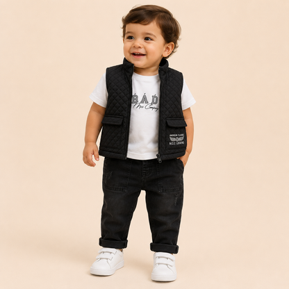 ⭕️ Conjunto 3 Piezas Bebé – Chaleco Acolchado Negro, Camiseta BAD MCC y Jean Negro Ripped