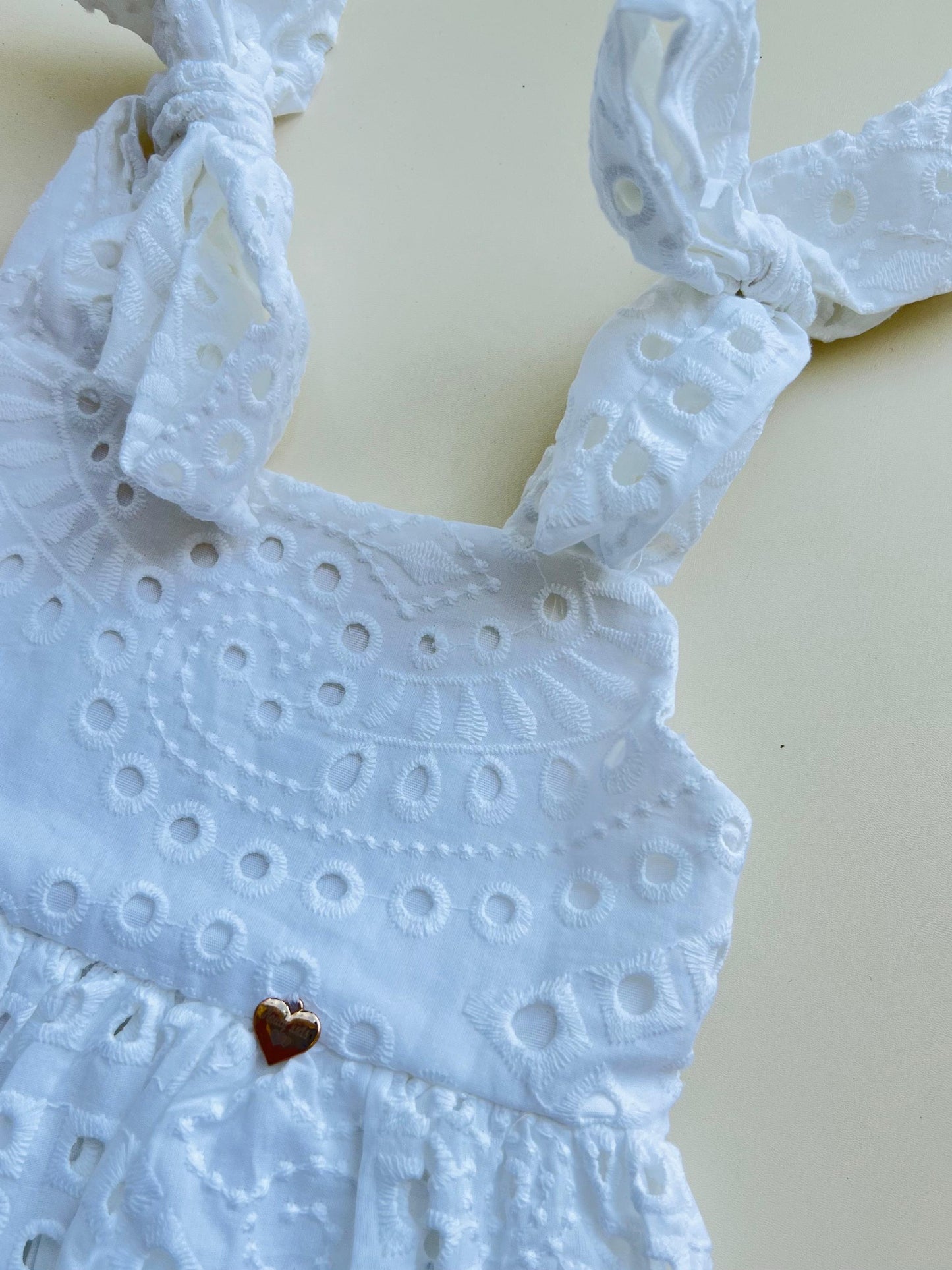 VESTIDO BLANCO DE OJALILLO CON CORBATAS EN HOMBROS