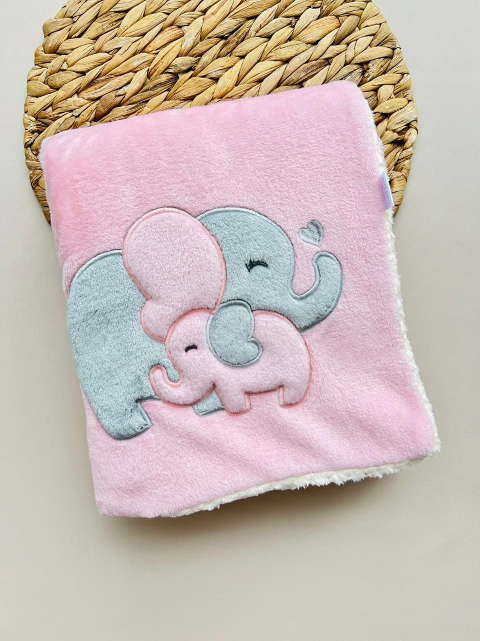 COBIJA CON BORDADOS - DISEÑO ELEFANTE - ROSADA