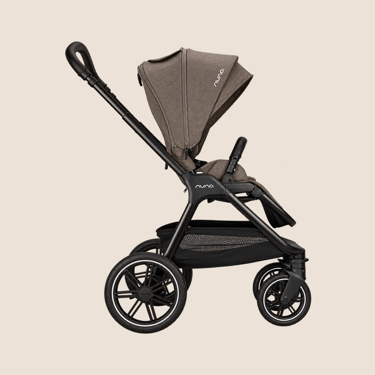 Coche para bebé Nuna TRIV LX Thunder, vista frontal en ángulo con capota desplegada