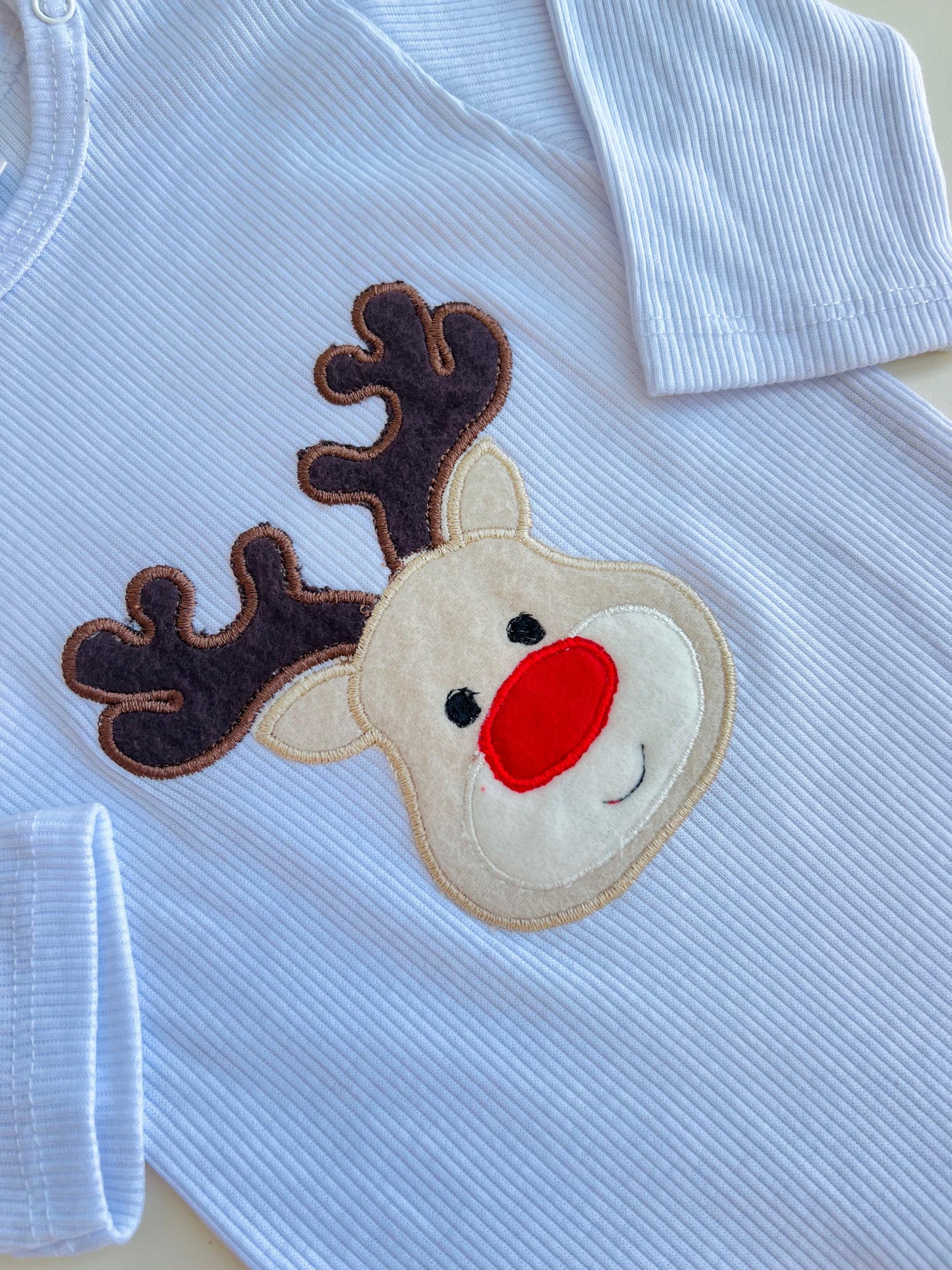 ENTERIZO NAVIDEÑO DE RENO CON GORRO