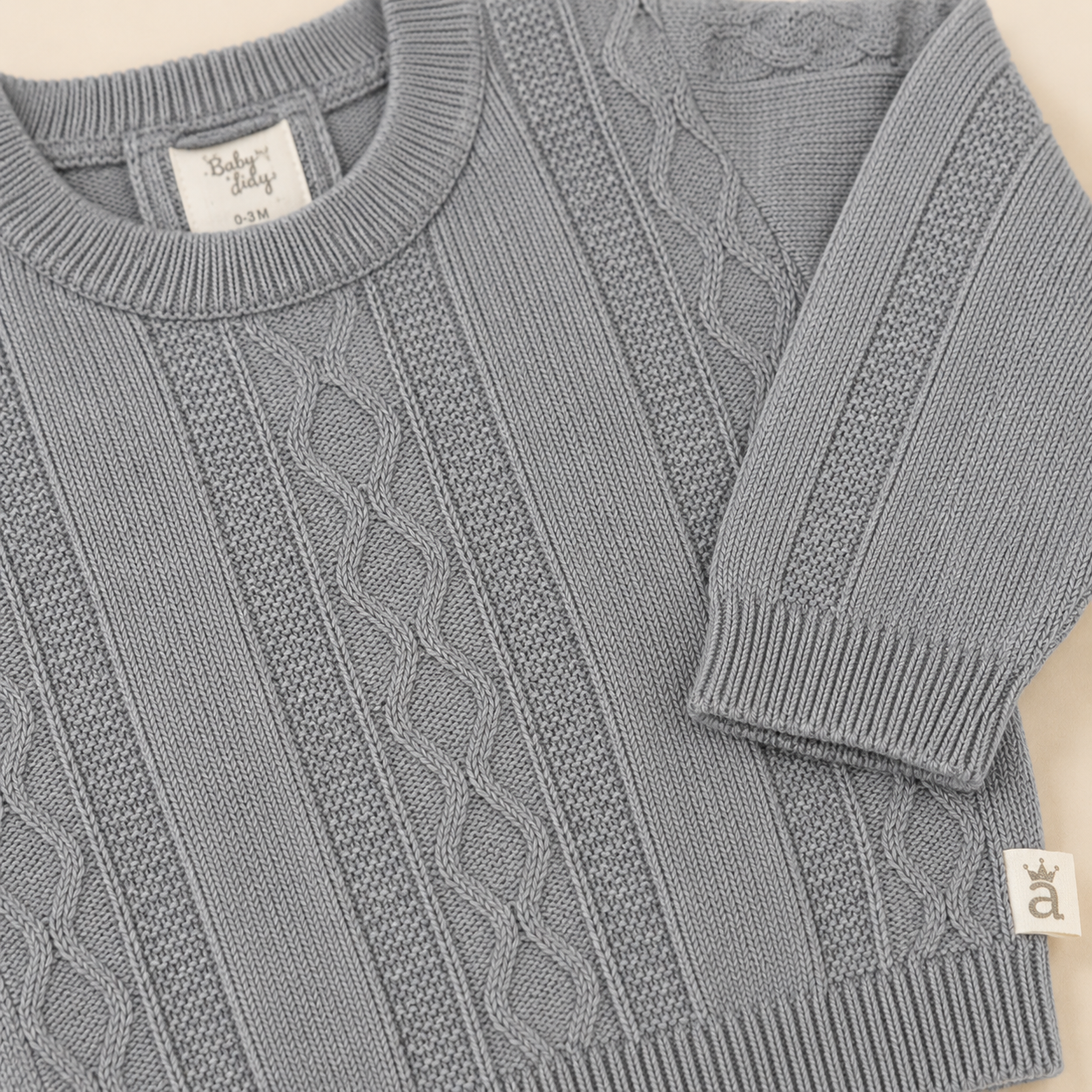 Conjunto Tejido Clásico para Bebé Gris Suave | Suéter, Polaina, Body y Gorro | 4 Piezas