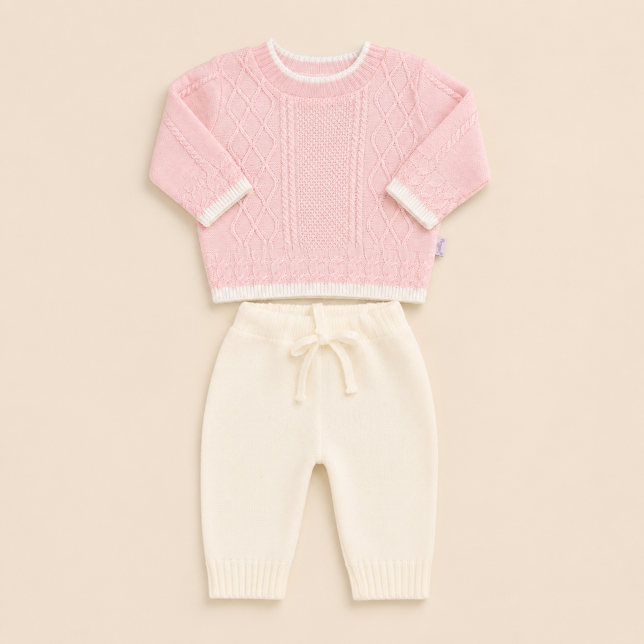 Conjunto Tejido Bebé Niña Ref. Aly 6 Piezas — Sweater Cable Knit Rosa + Pantalón Crema | Mara Baby