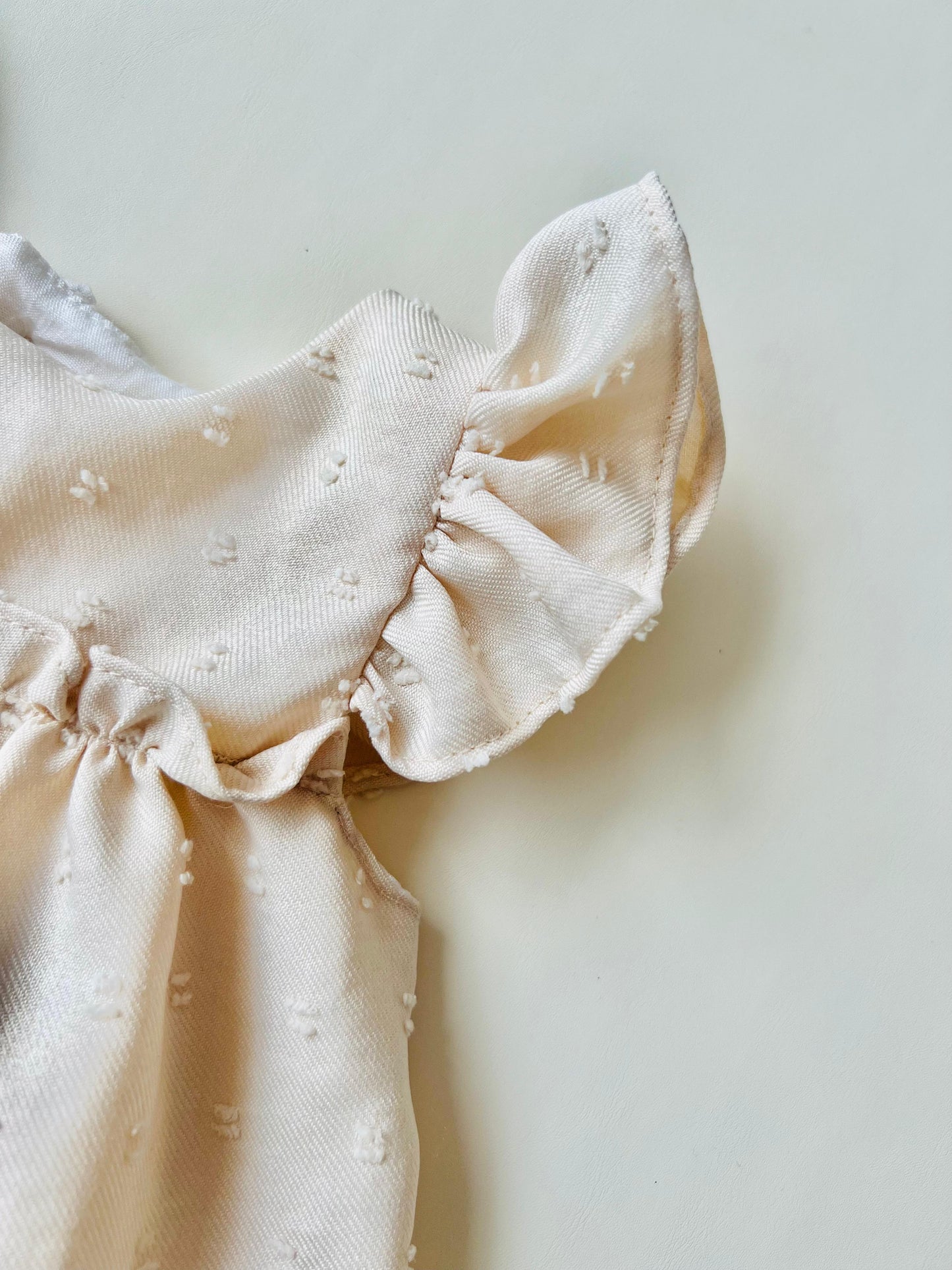 VESTIDO TEXTURIZADO CON MANGAS