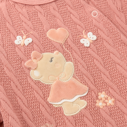 Ajuar Recién Nacida Niña 8 Piezas coral – Conjunto Tejido Cable Knit con Bordado Osita | Mara Baby