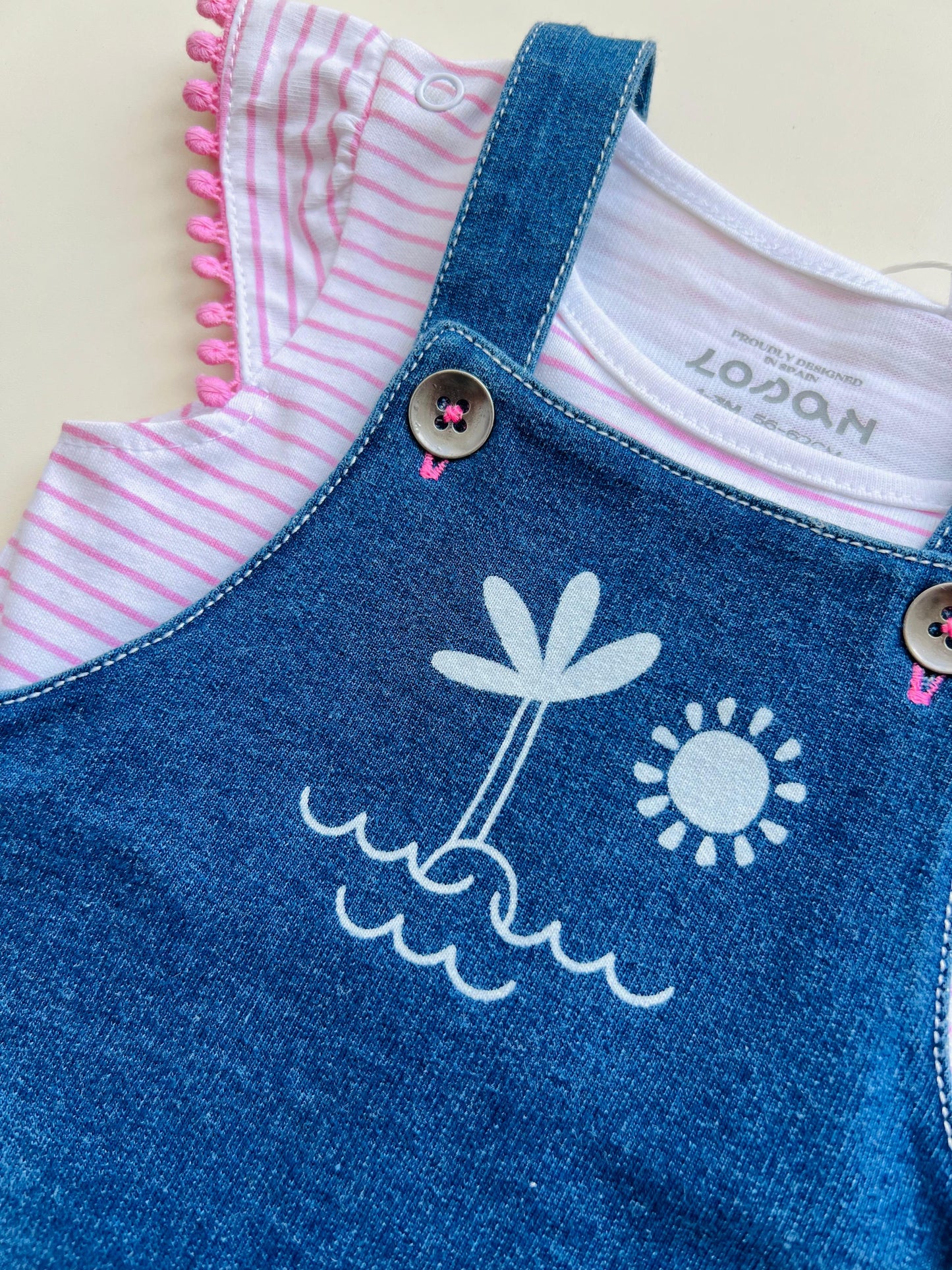 CONJUNTO DENIM CON CAMISETA RAYADA