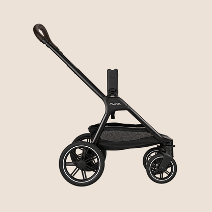 Coche Nuna TRIV LX Thunder con respaldo reclinado y capota extendida