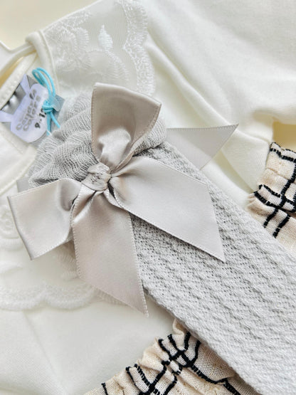CONJUNTO FALDA A CUADROS CON MEDIAS