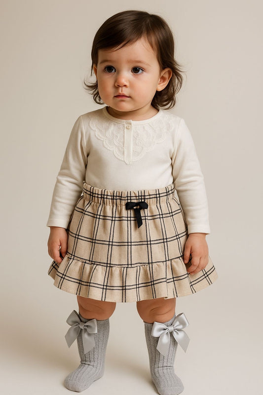CONJUNTO FALDA A CUADROS CON MEDIAS
