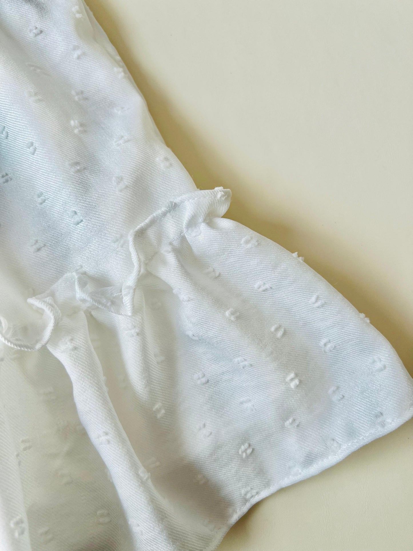 VESTIDO TEXTURIZADO CON MANGAS