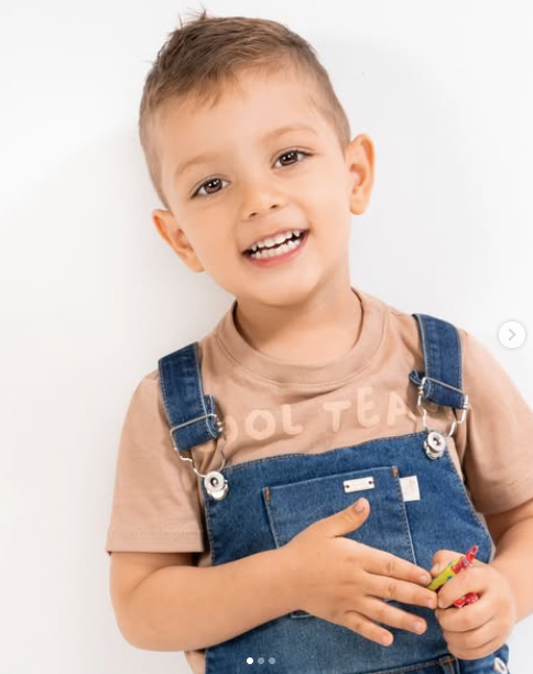 Overol corto de jean con camiseta