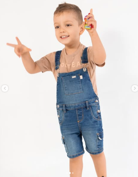 Overol corto de jean con camiseta