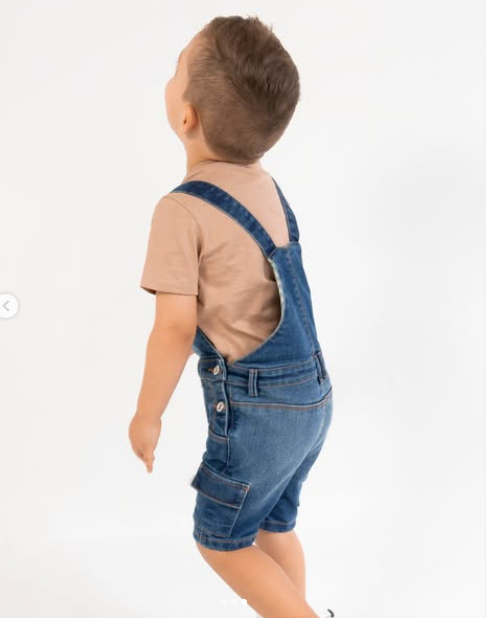Overol corto de jean con camiseta