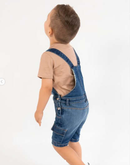 Overol corto de jean con camiseta