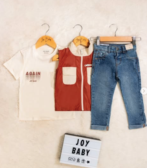 Set casual “Again” con chaleco y jeans para niño