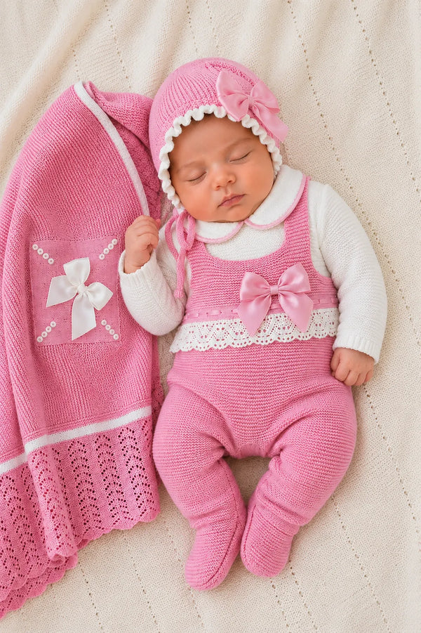 SET PRIMERA PUESTA TEJIDO ARTESANAL - DULZURA ROSA CLÁSICA CON DETALLES DE ENCAJE Y LAZO