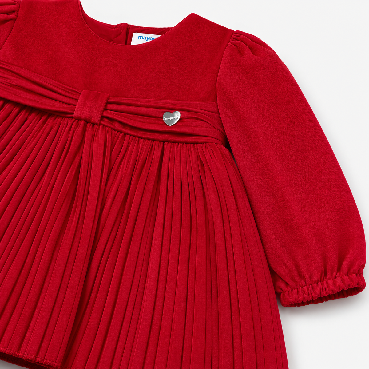 Detalle de cinturón con corazón y textura de terciopelo rojo en vestido Mayoral para bebé