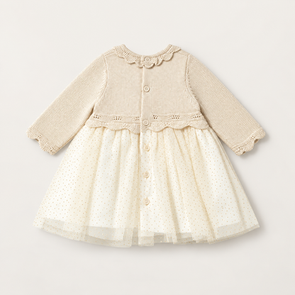 Vista posterior de vestido beige con falda de tul y cierre de botones para recién nacida