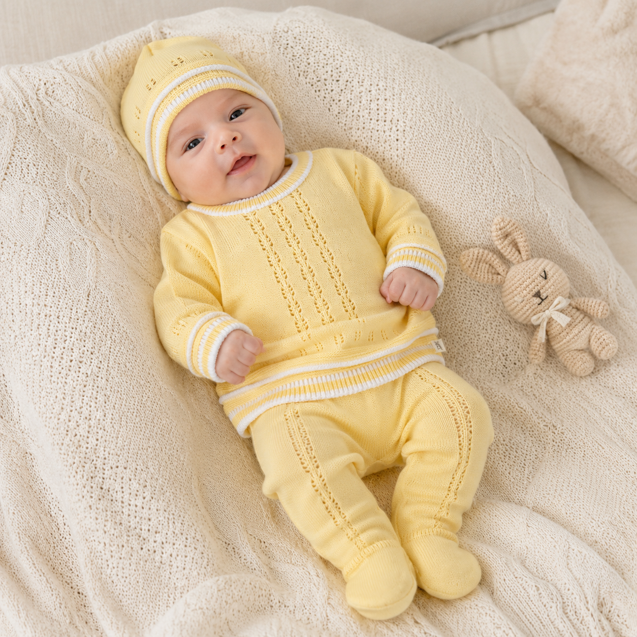 Conjunto Tejido para Recién Nacido 4 Piezas Amarillo Limón – Suéter, Pantalón, Body y Gorro