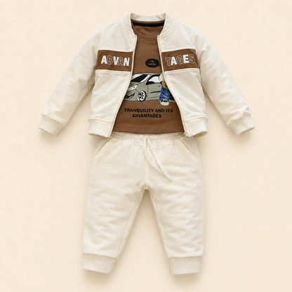 ⭕️  Conjunto Casual 3 Piezas Bebé – Chaqueta Bomber Crema, Camiseta Café Advantages y Pantalón Jogger