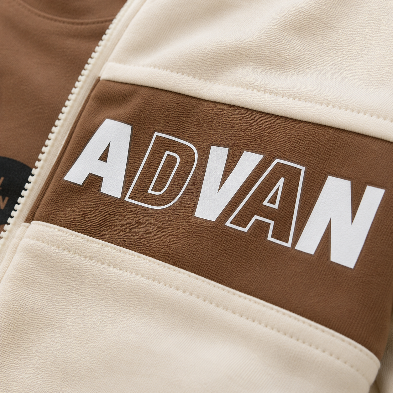 ⭕️  Conjunto Casual 3 Piezas Bebé – Chaqueta Bomber Crema, Camiseta Café Advantages y Pantalón Jogger