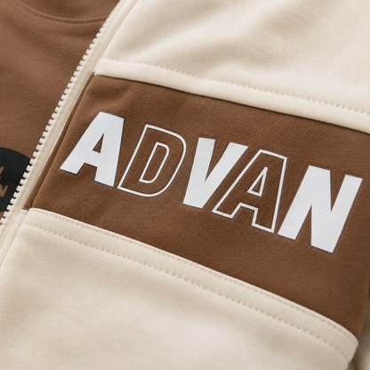 ⭕️  Conjunto Casual 3 Piezas Bebé – Chaqueta Bomber Crema, Camiseta Café Advantages y Pantalón Jogger