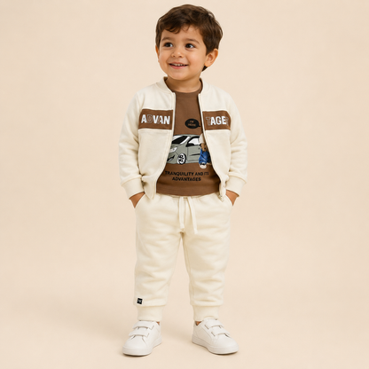 ⭕️  Conjunto Casual 3 Piezas Bebé – Chaqueta Bomber Crema, Camiseta Café Advantages y Pantalón Jogger
