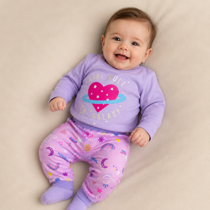⭕️ Pijama 2 Piezas Niña | Girl Rule The Galaxy, Camiseta Lila + Pantalón Rosa Galáctico | Mara Baby